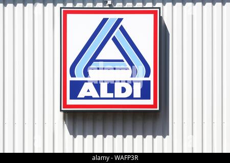 Civrieux, Francia - 9 Agosto 2019: Aldi logo su una parete. Aldi è un azienda leader a livello globale di sconto catena di supermercati con oltre 10 000 negozi in 18 paesi Foto Stock