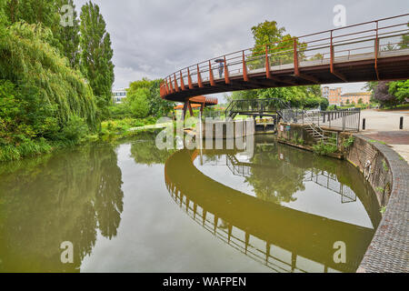 Ponte pedonale sul fiume Nene all'Università di Northampton (ONU) Creative edificio del mozzo a Northampton, Inghilterra. Foto Stock