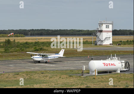 20 agosto 2019, Brandeburgo, Welzow: un piccolo aeroplano rotoli per la pista al campo di aviazione in Welzow. Lo stesso giorno, Baerbock, il Presidente Federale del Bündnis 90/Die Grünen, informati se stessa circa l'idea di installare un 'Europeo velivoli antincendio squadron' all'aeroporto di Welzow. Su 01.09.2019 è in stato di Brandeburgo elezione. Foto: Patrick Pleul/dpa-Zentralbild/ZB Foto Stock