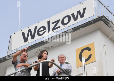 20 agosto 2019, Brandeburgo, Welzow: Annalena Baerbock, Presidente federale Bündnis 90/Die Grünen, parla di Peter Müller (l), Managing Director Flugplatz Welzow e Frank Degen, operatore di Wasserlandeplatz Seedlitzer vedere, sulla torre a Welzow aeroporto durante una visita informativa sull' idea di un' Unione velivoli antincendio squadron' a Welzow Aeroporto. Il candidato ha informato se stessa circa il progetto relativo alla creazione di uno spazio europeo di lotta antincendio squadrone per il Nord Europa. Su 01.09.2019 è in stato di Brandeburgo elezione. Foto: Patrick Pleul/dpa-Zentralbild/ZB Foto Stock