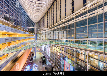 TOKYO, Giappone - 16 dicembre 2012: il pubblico hall di Tokyo International Forum. La struttura multipurpse fu completato nel 1996 sul sito del modulo Foto Stock