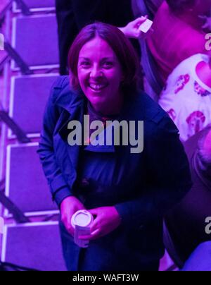 Edimburgo, Scozia, Regno Unito. 20 agosto 2019. Del primo ministro di Scozia, Nicola storione, è intervistato da Matt Forde al Edinburgh Fringe Festival. Durante l'ora lunga intervista FM detto se il Regno Unito si è schiantato al di fuori dell'UE senza alcuna trattativa che Jeremy Corbyn dovrebbero assumersi una parte di colpa. Nella foto: Ex scozzese leader laburista, Kezia Dugdale hanno inoltre partecipato alla manifestazione. Credito: ricca di Dyson/Alamy Live News Foto Stock