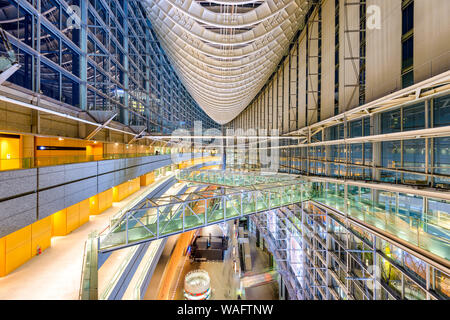 TOKYO, Giappone - 16 dicembre 2012: il pubblico hall di Tokyo International Forum. La struttura multipurpse fu completato nel 1996 sul sito del modulo Foto Stock