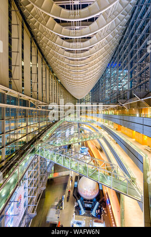 TOKYO, Giappone - 16 dicembre 2012: il pubblico hall di Tokyo International Forum. La struttura multipurpse fu completato nel 1996 sul sito del modulo Foto Stock