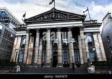 Banca vecchio edificio con facciata greco-romano, la cupola, George Street, New Town, Edimburgo, Scozia Foto Stock