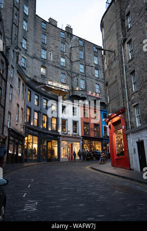 Streetview di Victoria Street con la sua strada basolata leggera curva e vetrine colorate Città Vecchia Edimburgo in Scozia Foto Stock