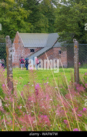 Open day per i visitatori di vedere il deserto villaggio fantasma di Imber su Salisbury Plain, WILTSHIRE REGNO UNITO nel mese di agosto Foto Stock