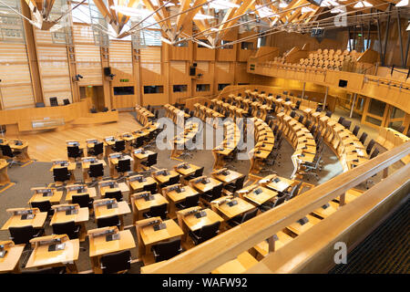 Moderna camera discutiamo con legno di quercia chiaro e scrivanie di platano e sedi poste a semicerchio al Parlamento scozzese a Holyrood Edinburgh Sctlan Foto Stock