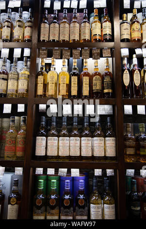 Rack di bottiglie di varie marche di belle single malt whisky scozzese Foto Stock