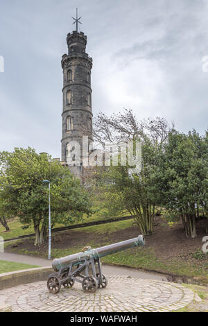 Cannone portoghese e Monumento Nelson su Calton Hill Edinburgh Scotland Regno Unito Foto Stock