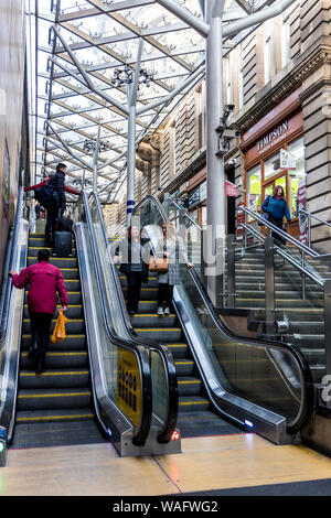 Persone su scale e scale mobili accedono a Edinburgh Waverley stazione ferroviaria Scotland Regno Unito Foto Stock