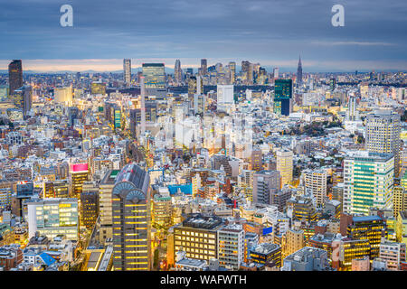 Tokyo, Giappone cityscape vista sull'Ebisu District verso Shinjuku al crepuscolo. Foto Stock