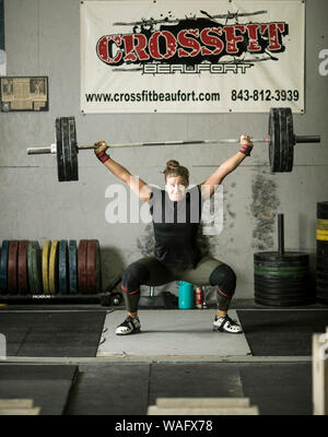 BEAUFORT, Carolina del Sud-Agosto 14, 2019: una femmina olympic speranzoso treni in powerlifting per la nazione del Libano. Foto Stock