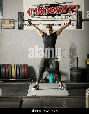 BEAUFORT, Carolina del Sud-Agosto 14, 2019: una femmina olympic speranzoso treni in powerlifting per la nazione del Libano Foto Stock