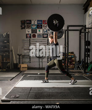BEAUFORT, Carolina del Sud-Agosto 14, 2019: una femmina olympic speranzoso treni in powerlifting per la nazione del Libano Foto Stock