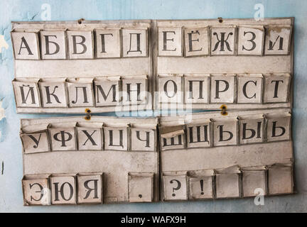 Chernobyl la zona di esclusione - Pripjat - scuola numero 3 - alfabeto cirillico piastrelle Foto Stock