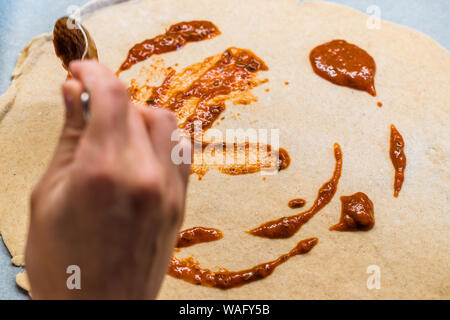 Freschi e originali Italian Pizza cruda preparazione di pasta con salsa di pomodoro in stile tradizionale. Foto Stock