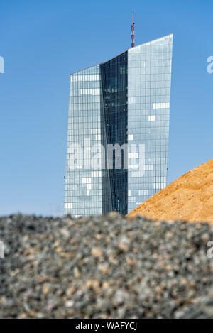 Vista dalla Osthafen per la Banca centrale europea (BCE) a Francoforte con sabbia e rocce frantumate dump in primo piano. Foto Stock