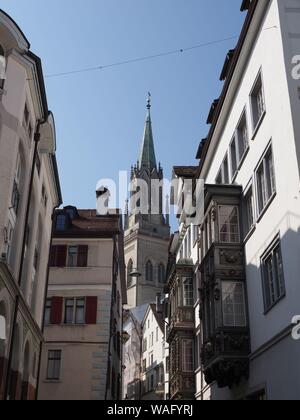 Case storiche e il campanile di una chiesa a strada stretta in città europea di San Gallo in Svizzera con un cielo blu chiaro nel 2018 caldo giorno d'estate e di sole su Foto Stock