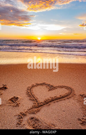 Forma di cuore nella sabbia di una spiaggia su Corfu / Grecia a Kassiopi Foto Stock