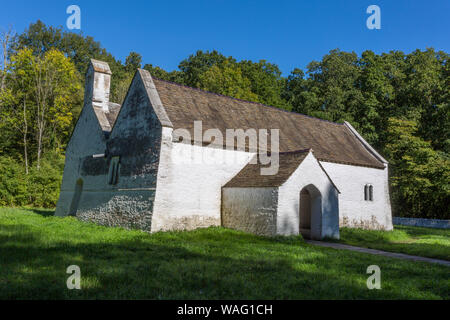 L'impostazione pastorale del c1520 St Teófilo la chiesa, Llandeilo presso il St Fagans Museo Nazionale di Storia gallese, Cardiff Wales, Regno Unito Foto Stock