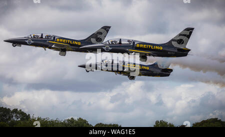 Tre L-39 Albatros gli aerei che decollano del Breitling Aerobatic Team Jet Foto Stock