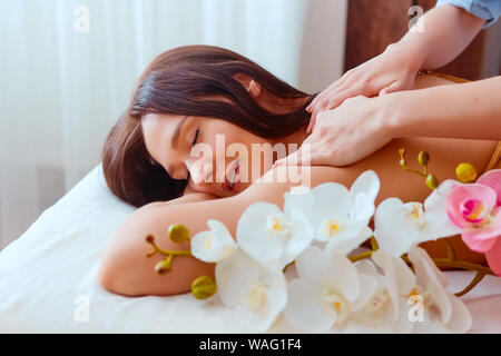 Bella giovane donna ricevere massaggi nella spa salone. Foto Stock