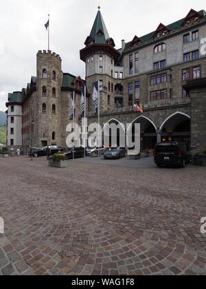 ST. MORITZ Svizzera in agosto 2018: Famoso Badrutt's Palace hotel occupa un edificio europeo in centro città con cielo molto nuvoloso in un caldo giorno d'estate e di sole - vert Foto Stock