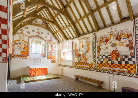 L'interno vibrante pitture murali del c1520 St Teófilo la chiesa, Llandeilo presso il St Fagans Museo Nazionale di Storia gallese, Cardiff Wales, Regno Unito Foto Stock