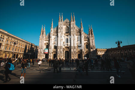 Milano, Italia - 5 febbraio: la gente a piedi in Piazza del Duomo il 5 febbraio 2016, Milano, Italia Foto Stock