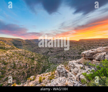 Carlsbad Cavern National Park, New Mexico, negli Stati Uniti si affaccia Rattlesnake Canyon appena dopo il tramonto. Foto Stock