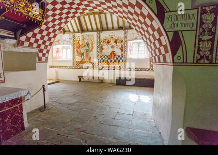 L'interno vibrante pitture murali del c1520 St Teófilo la chiesa, Llandeilo presso il St Fagans Museo Nazionale di Storia gallese, Cardiff Wales, Regno Unito Foto Stock