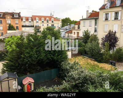 Isola di verde in un complesso residenziale, Maison-Alfort, Val-de-Marne (94), Ile-de-France, Francia Foto Stock