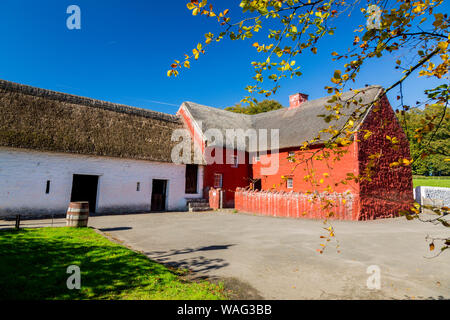 La paglia agriturismo Kennixton dal 1610 presso il St Fagans Museo Nazionale di Storia gallese, Cardiff Wales, Regno Unito Foto Stock