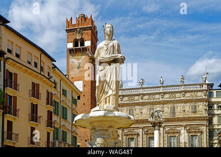 Brunnen, Statua Madonna Verona, la Torre del Gardello, Palazzo Maffel, Säule, Leone Marciano, venezianischer Löwe, Verona Italien (Italia), 30077141 Foto Stock