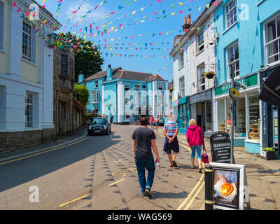 12 giugno 2018; Falmouth, Cornwall, Regno Unito - People shopping in Arwenack Street. Foto Stock