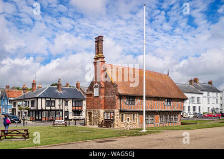 16 giugno 2019: Aldeburgh, Suffolk, UK - Aldeburgh Moot Hall, un edificio del XVI secolo che ora ospita un museo, accanto alla spiaggia di Aldeburgh. Foto Stock