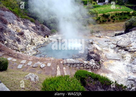 Geyser, vulcano Caldera Hot Springs fumarola il gorgogliamento di fumare in Furnas, Sao Miguel, Azzorre, Portogallo Foto Stock