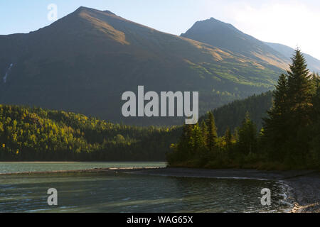 La nebbia si alza dalle splendide acque blu del lago Vagt vicino a Seward, Alaska Foto Stock