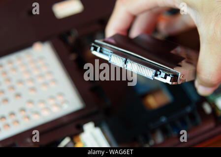 Smontare gli hard disk da notebook / rimuovere il disco rigido del notebook per manternance Foto Stock