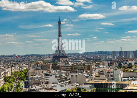 Vista aerea presso la Torre Eiffel preso dalla piattaforma di visualizzazione di Arc de Triomphe a Parigi, Francia Foto Stock