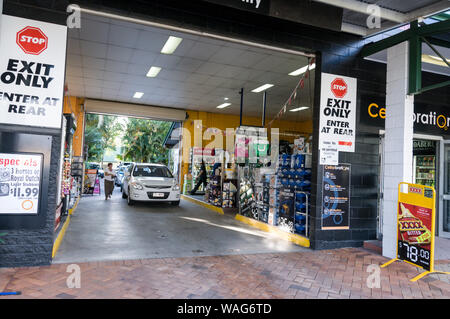 Un cliente si guida per acquistare alcolici in un punto vendita BWS (birra, vino e alcolici) a Landsborough, una piccola cittadina storica della Sunshine Coast Foto Stock