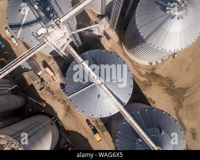 Antenna ad alto angolo di visione industriale di elevatori della granella ed essiccatori in Sud Dakota. Foto Stock