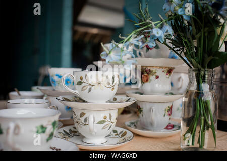 Immagini Stock - Tazze Di Caffè Antiche In Porcellana Con Caffè Caldo E  Stoviglie Della Baviera Tedesca Del XIX Secolo. Image 69043082