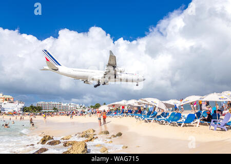 PHILIPSBURG, Sint Maarten - Dicembre 13, 2016: aereo si avvicina Princess Juliana airport sopra onlooking spettatori su Maho beach Foto Stock