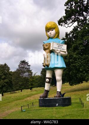 La scultura della bambina con teady e charity box Foto Stock