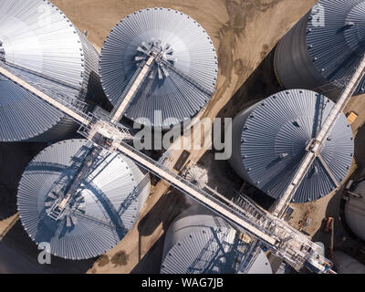 Antenna vista aerea di deposito di grano ascensori nel Dakota del Sud, Stati Uniti d'America. Foto Stock