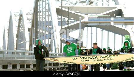 Davenport, Iowa, USA. 16 Mar, 2019. L'inizio della 34annuale di San Patrizio Society Grand Parade, Sabato, 16 marzo 2019, come si attraversa il ponte centenario dall isola di roccia in Davenport. Credito: John Schultz/Quad-City volte/ZUMA filo/Alamy Live News Foto Stock