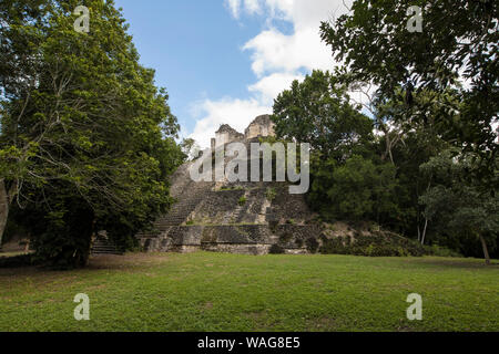 Vista del tempio Maya di Dzibanche in Messico. Foto Stock