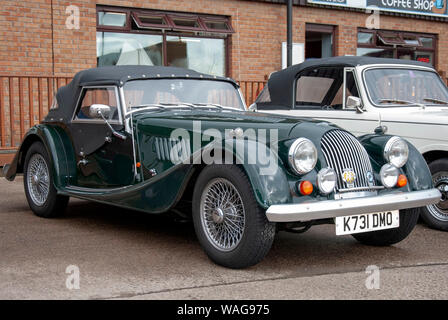 1993 British Racing Green Morgan 4/4 Tourer lusso classico convertibile auto sportive cappa nera anteriore lato driver fuorigioco Visualizza chiamate parcheggiate Loch Santa Marina n Foto Stock